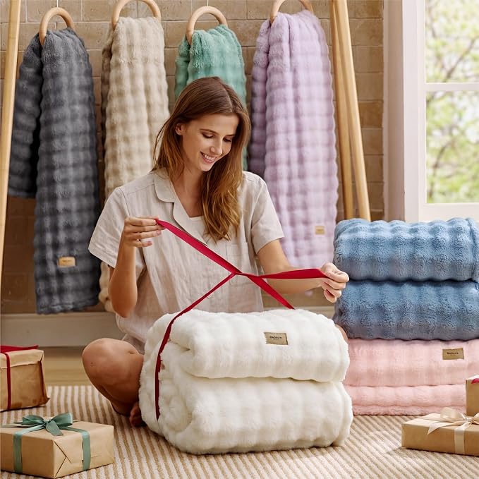 Bedsure 3D Fleece Bubble Blankets - Image 6